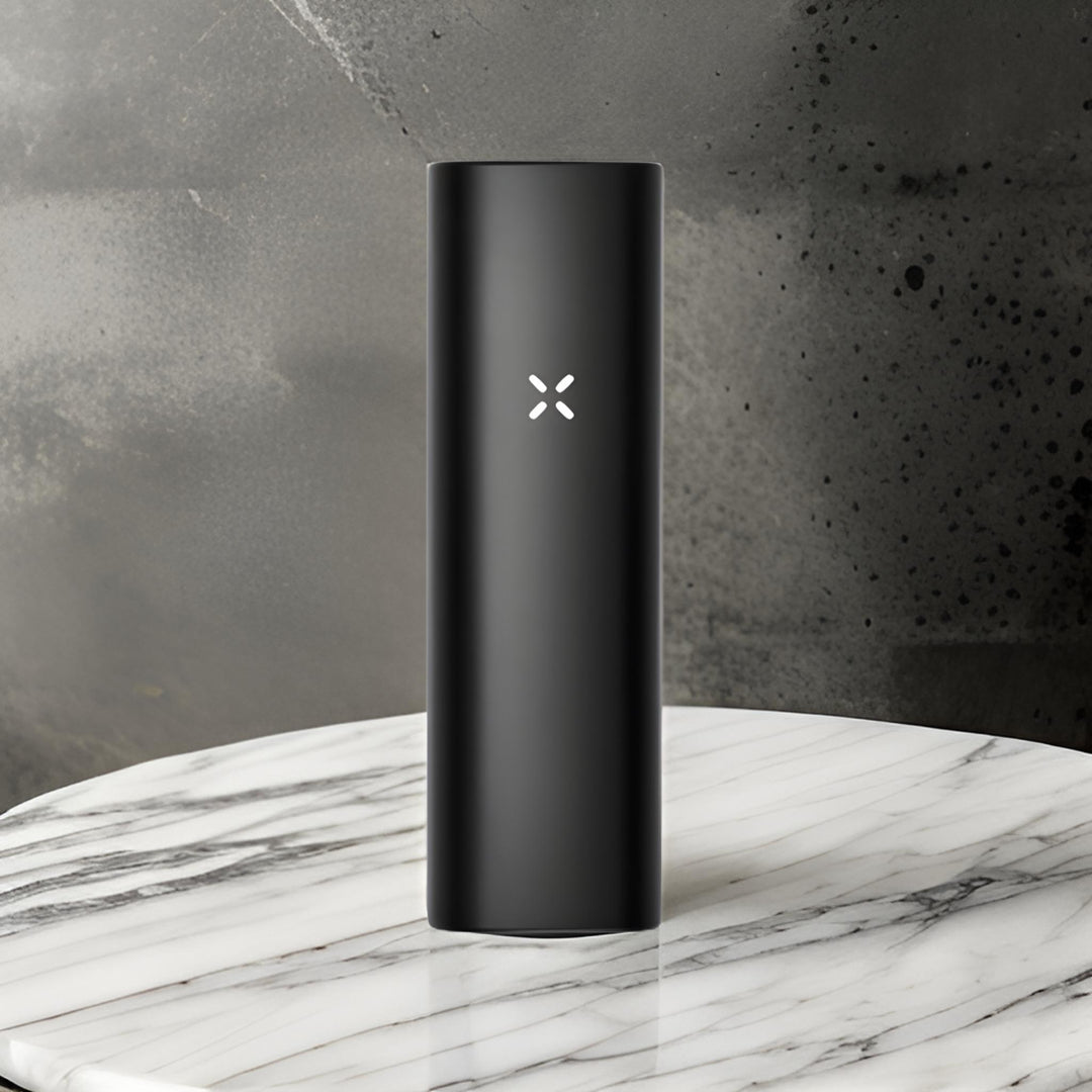 Detalle del vaporizador PAX Plus encendido en sesión portátil
