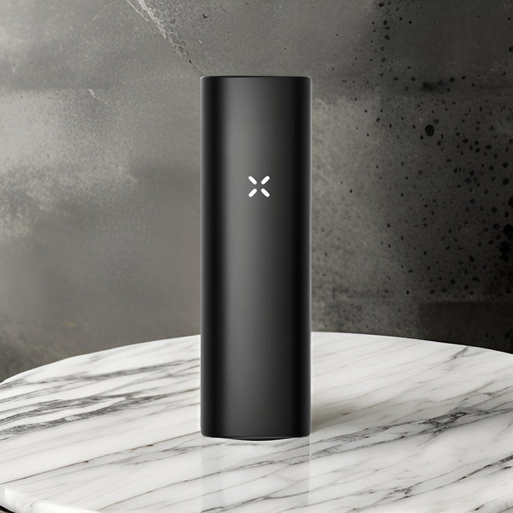Detalle del vaporizador PAX Plus encendido en sesión portátil