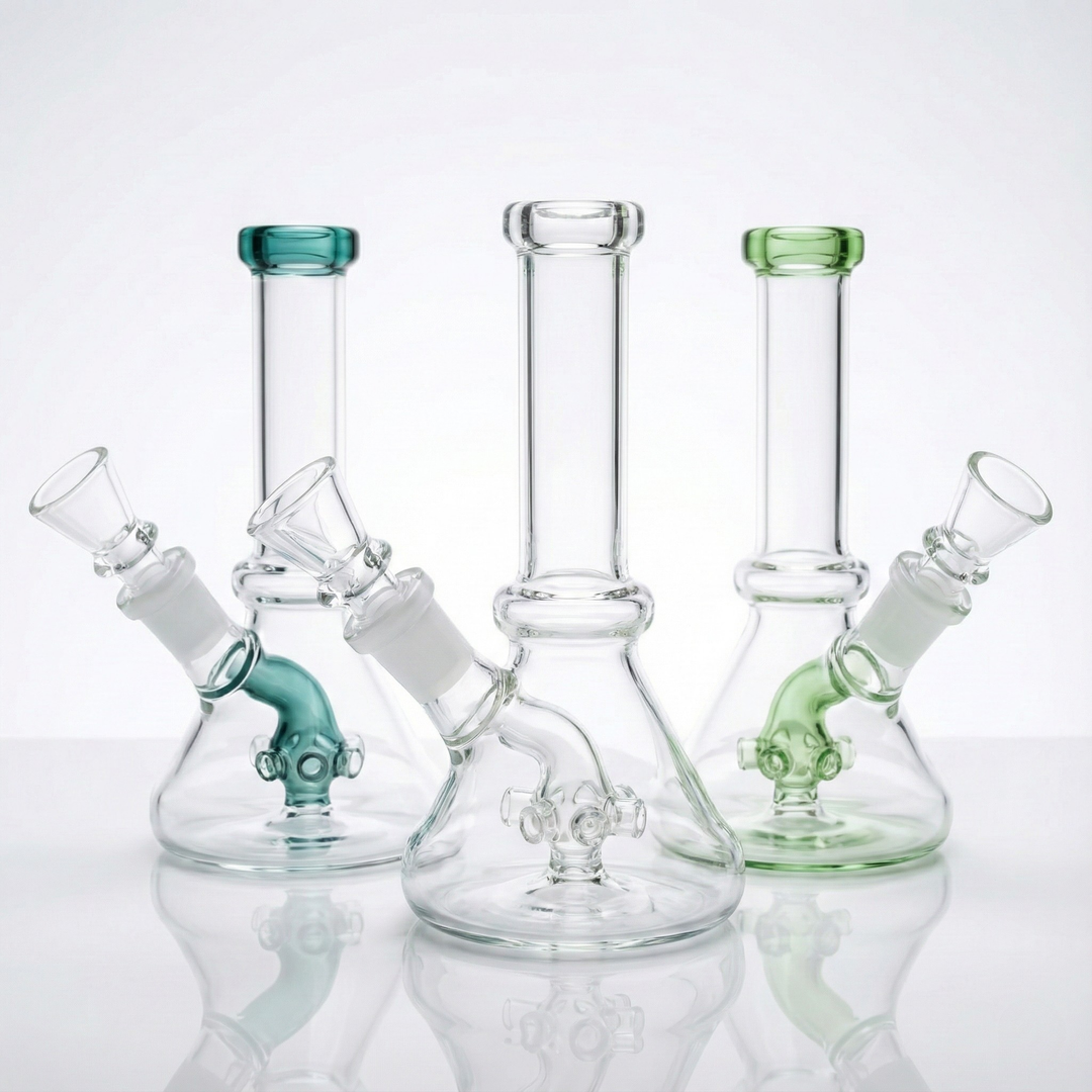 Colección de bongs de vidrio compactos de 15 cm en colores verde, turquesa y transparente, mini bongs para cannabis con diseño beaker y percolador.