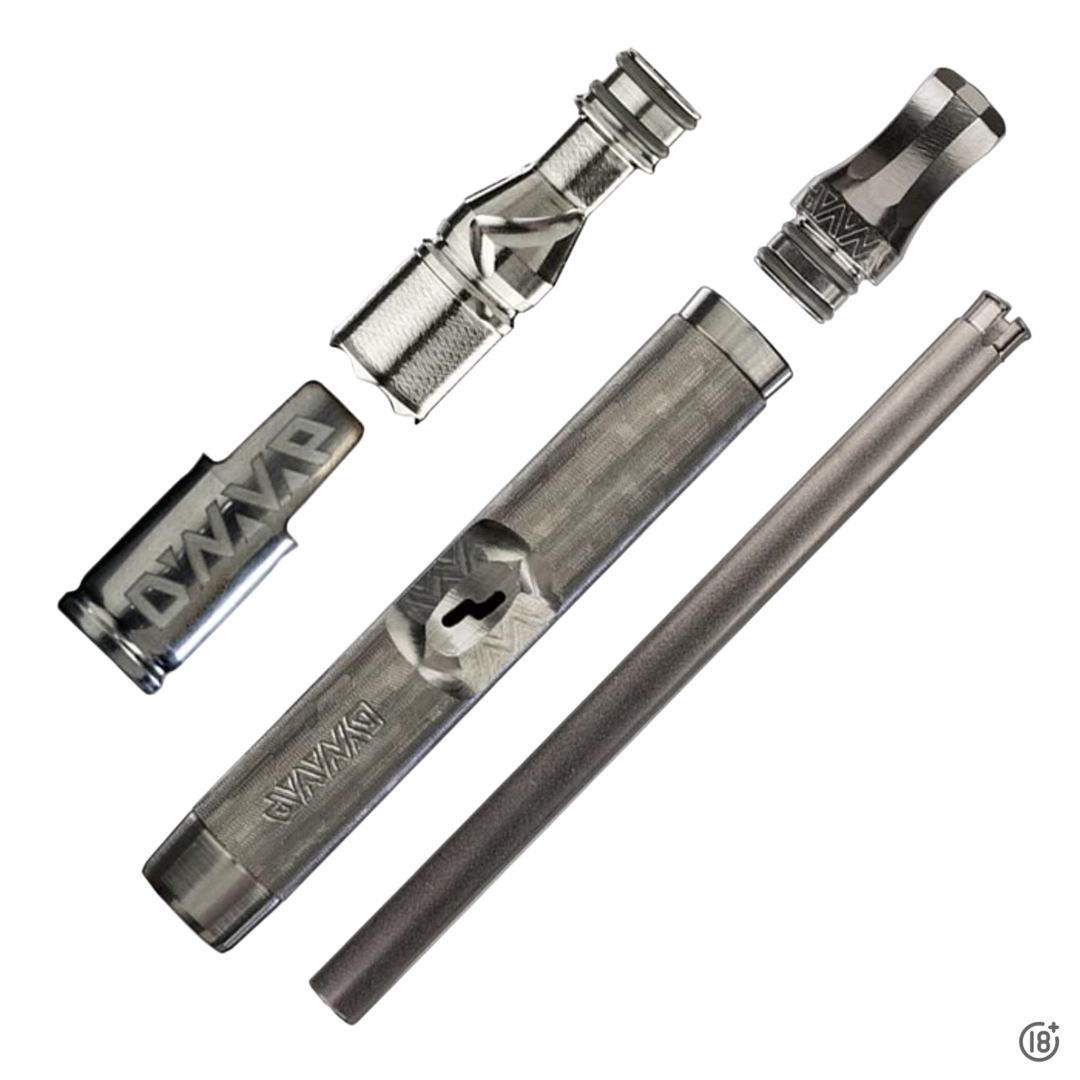 Partes y accesorios del vaporizador Dynavap M7 XL desmontados para mantenimiento fácil.