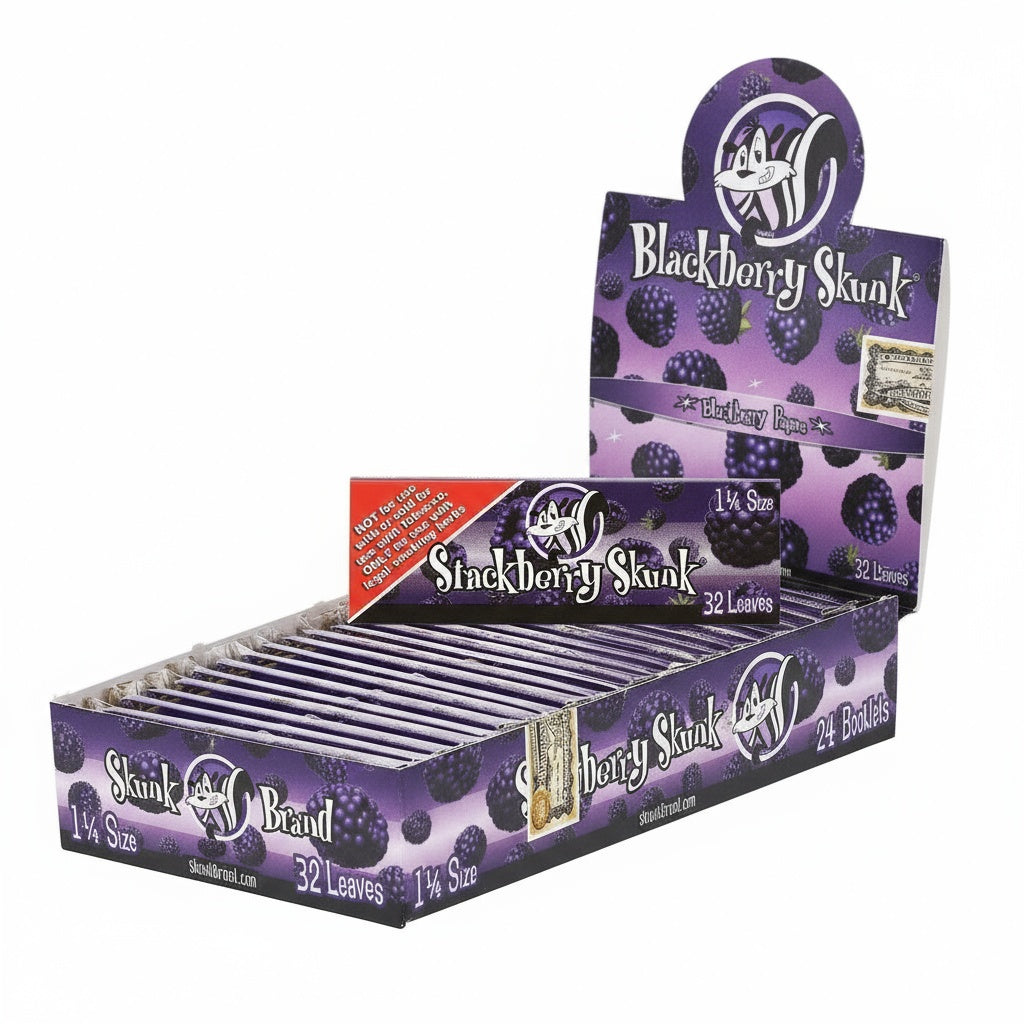 Papeles Skunk Blackberry 1 ¼ con sabor a mora, fabricados con cáñamo puro y goma natural.