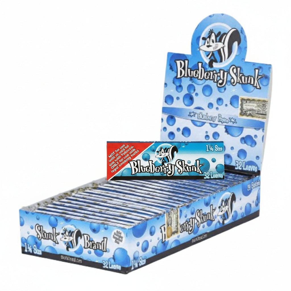 Papeles Skunk Blueberry 1 ¼ con sabor a arándano, fabricados con cáñamo puro y goma vegetal.