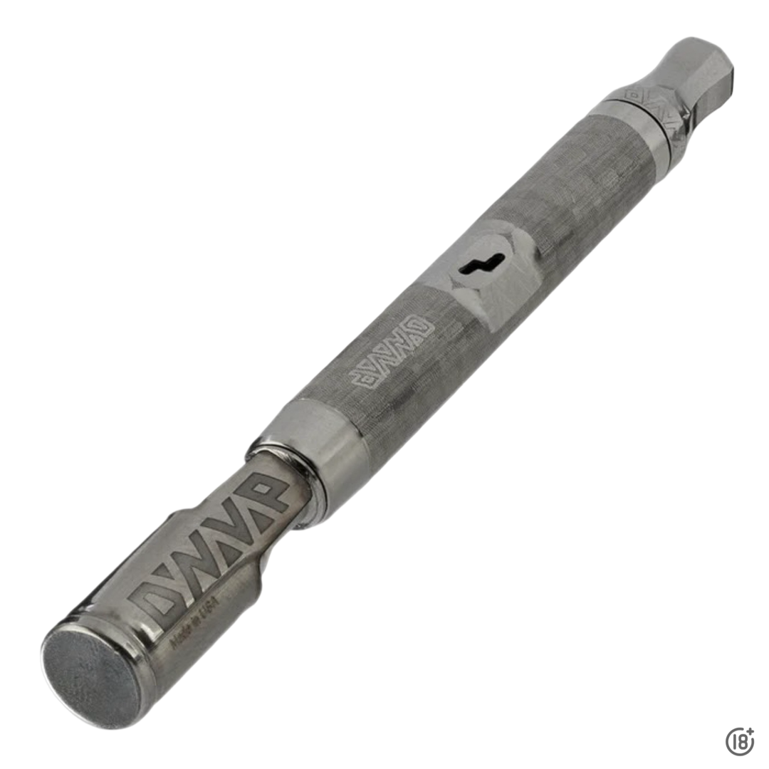 Vaporizador portátil Dynavap M7 XL con tapa colocada listo para usar.